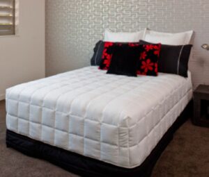 red-crow-continental-box-end-quilt-ksingle-white