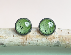 buttongrass-green-stud-earrings-glass-stless-ste